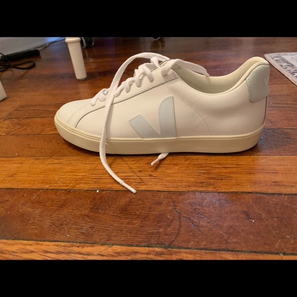 Veja Shoes - Vejas brand new size 8 never worn